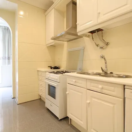 Central With A Garden דירה